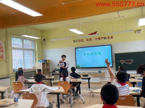 学生们在教室上语文课。 东说念主民网记者 陈琦摄