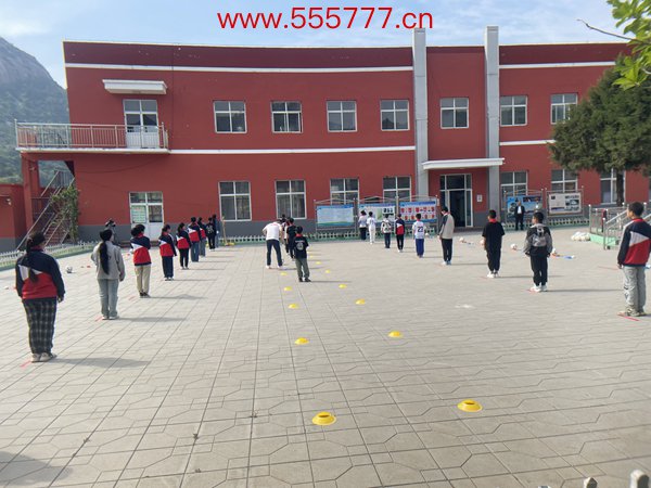 学生们在操场上上体育课。东说念主民网记者 陈琦摄