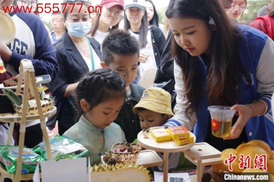 6月23日，越南留学生在外洋文化节现场为小一又友制作好意思食。